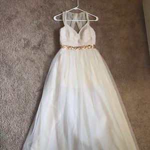 Hailey Logan by Adrianna Papell Grecian Goddess Style Formal Gown white/gold 5/6